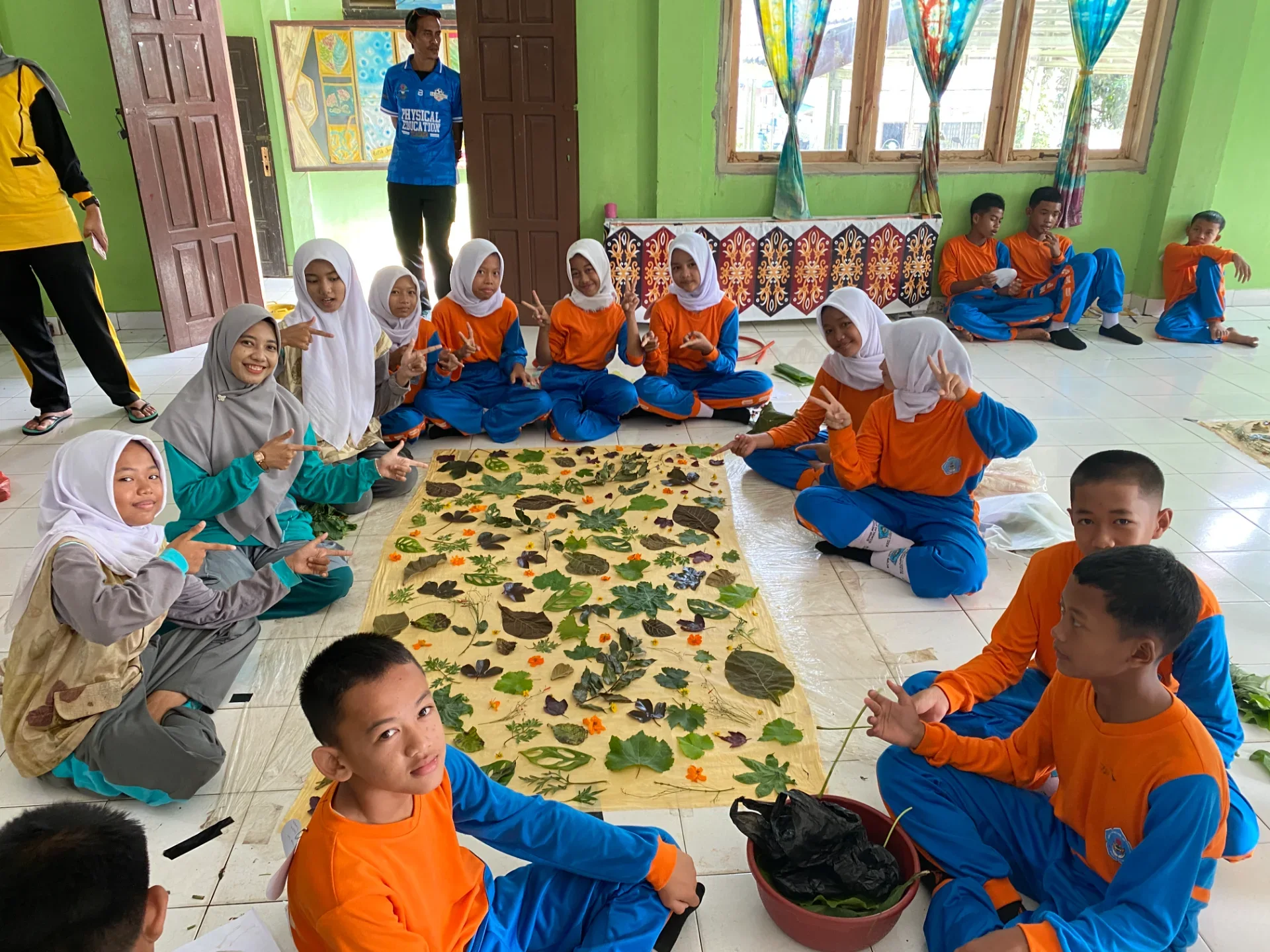 Gali Potensi Kreatif, Murid SMP N 3 OKU Sulap Daun Menjadi Karya Seni Lewat Kokurikuler Ecoprint